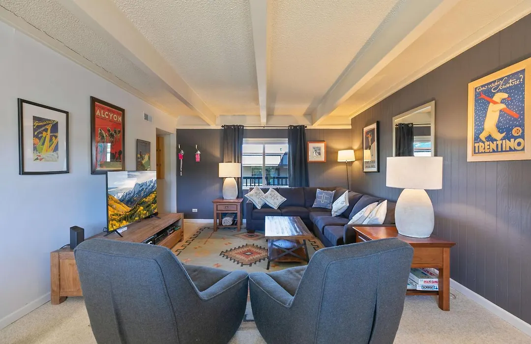 Ski Racquet Club Condo: Fantastic Views, Beautifully Remodeled-1